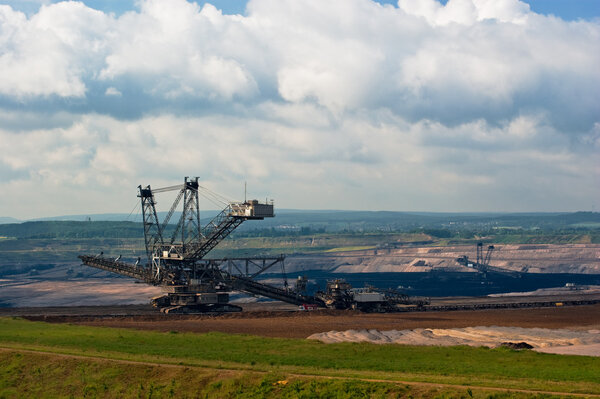Giant spreader in an open pit