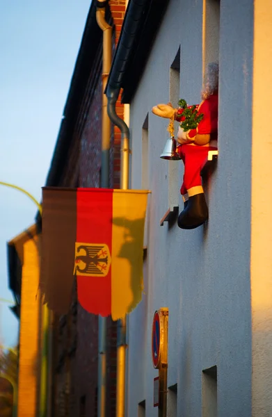 Jultomten leksak och grungy flagga — Stockfoto