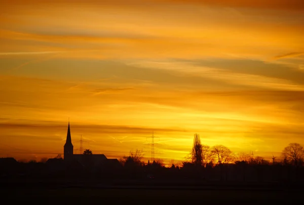 Zonsopgang met silhouet van kerk — Stockfoto