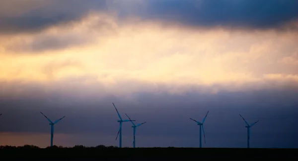 Větrné turbíny a dramatická obloha — Stock fotografie