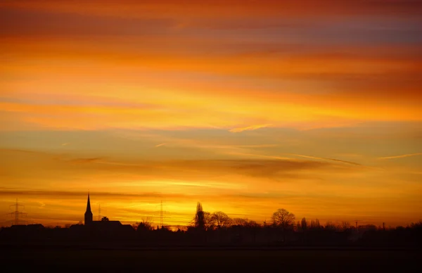 Zonsopgang met silhouet van kerk — Stockfoto