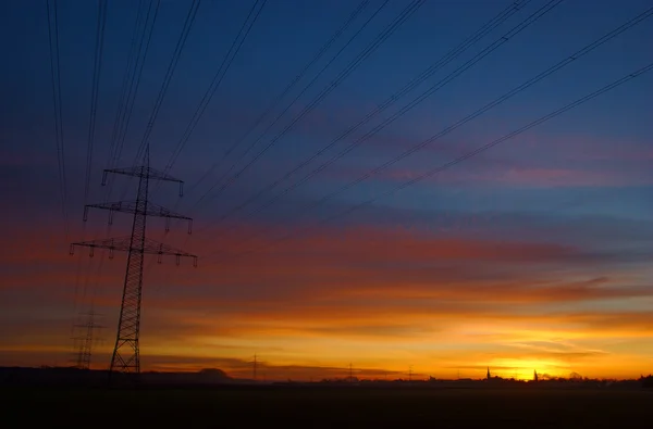 Схід сонця та лінія електропередач — стокове фото