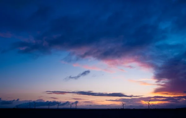 Rüzgar türbinleri ve dramatik gökyüzü — Stok fotoğraf