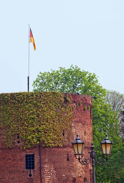 Vlajka Německa na hradní věž — Stock fotografie