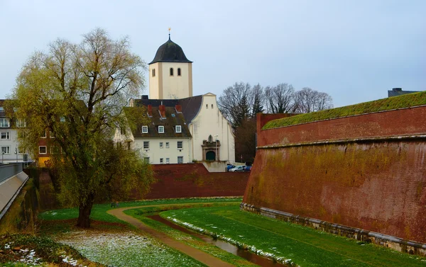 Fort en kerk in juelich, Duitsland — Stockfoto