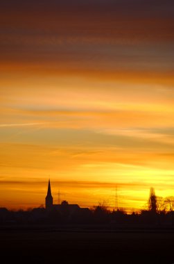 Sunrise kilise silueti ile