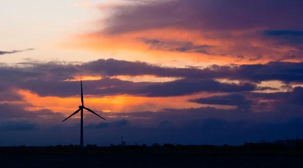 Ветряная турбина и впечатляющее небо — стоковое фото