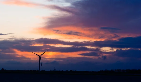 Windkraftanlage und drammatischer Himmel — Stockfoto