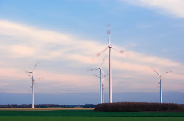 Větrné turbíny s motion blur — Stock fotografie