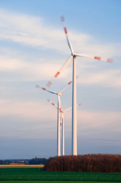 Windturbines met motion blur — Stockfoto