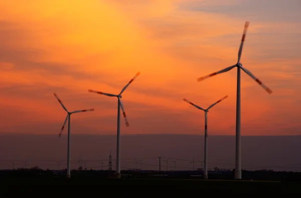 夕暮れの風力発電機 — ストック写真