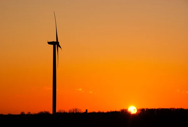 Rüzgar jeneratörü ve gündoğumu — Stok fotoğraf