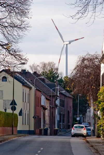 Větrná turbína a malé město v Německu — Stock fotografie