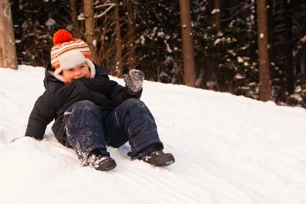 Jongetje spelen in de sneeuw — Stockfoto