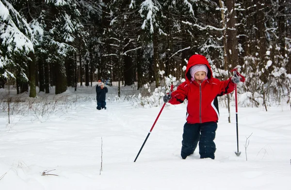 小さな女の子クロスカントリー スキー — ストック写真