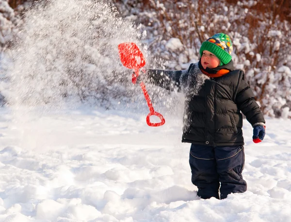 Kleiner Junge spielt mit Schnee — Stockfoto