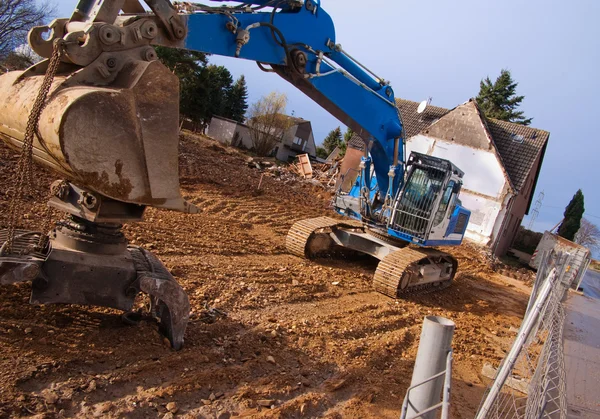 Escavatore nel sito di demolizione — Foto Stock