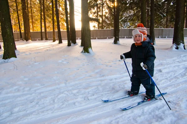 Petit garçon Ski de fond — Photo