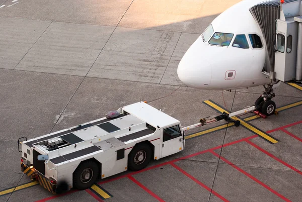 Luchthaven. Jet en vrachtwagen slepen. — Stockfoto