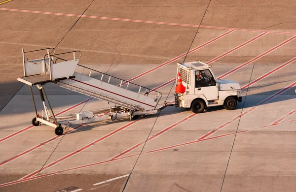 Port lotniczy. ciężarówki i drabiny. — Zdjęcie stockowe