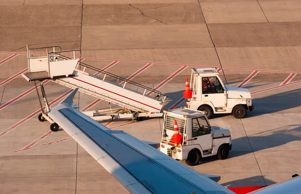 Aeroporto. Caminhões e escadas — Fotografia de Stock