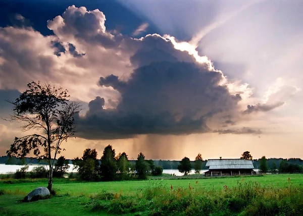 Грозовое облако над домом — стоковое фото