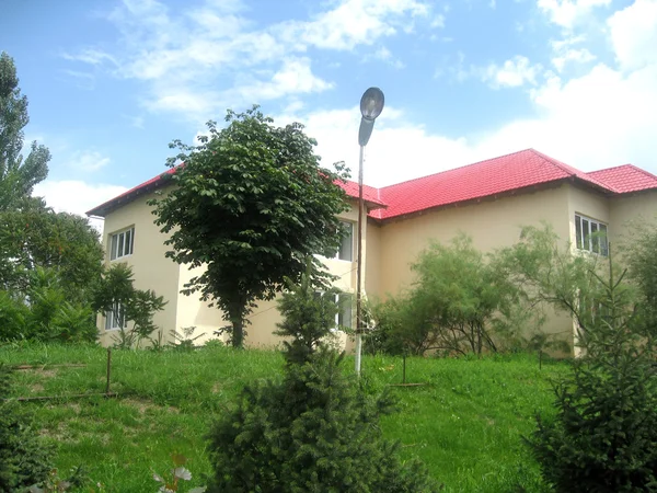 Hvide hus med rødt tag - Stock-foto