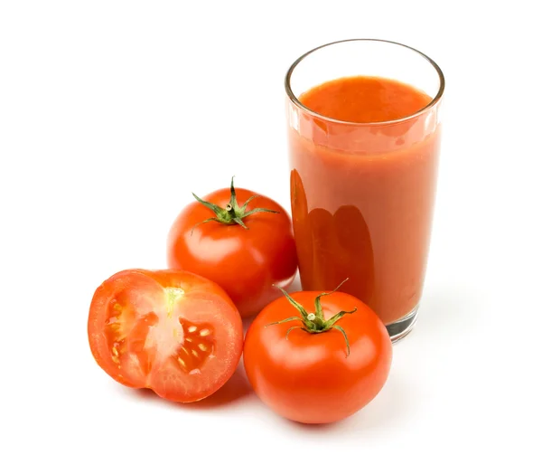Зрізати помідори поблизу склянки томатного джу — стокове фото