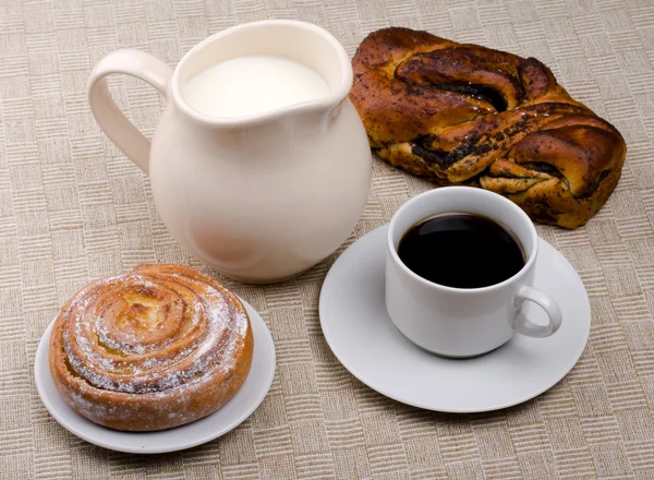 Деревенский завтрак, чашка, кувшин и хлеб — стоковое фото
