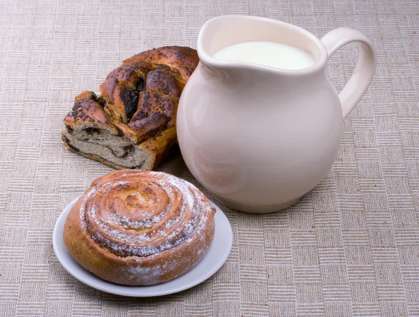 Morgenmahlzeit. Brötchen, Milch und Brot — Stockfoto