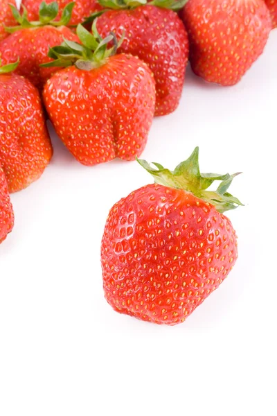 Dojrzałe czerwone truskawki na biały deseń — Zdjęcie stockowe