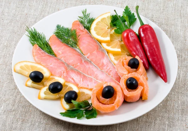 板上的红色鱼、 柠檬、 橄榄 — 图库照片