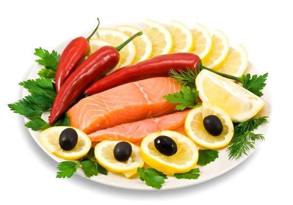 Красная рыба, лимон, оливки на тарелке изолировать — стоковое фото