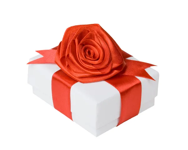 Beyaz kutu, çiçek ve şerit — Stok fotoğraf