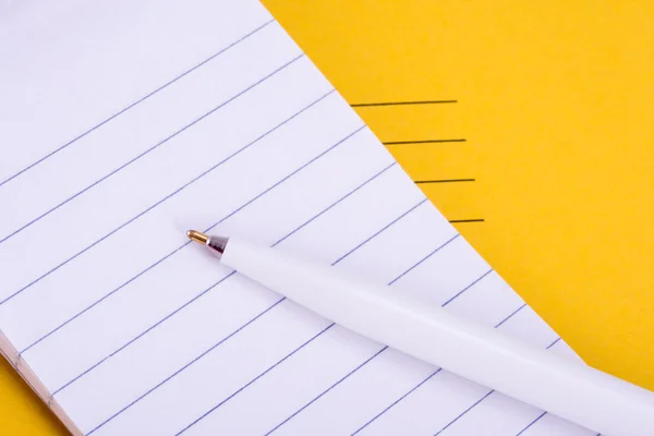 Kopie-boek pen en schone Opmerking pad — Stockfoto