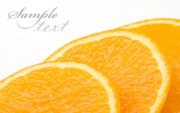 Нарізаний апельсин на білому тлі — стокове фото