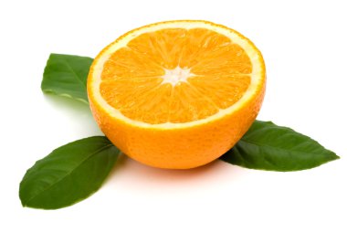 dilimlenmiş portakal yapraklar üzerinde beyaz bir ba