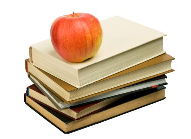 kitap ve beyaz zemin üzerine elma