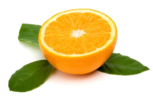 Gesneden sinaasappelen met bladeren op een witte ba — Stockfoto