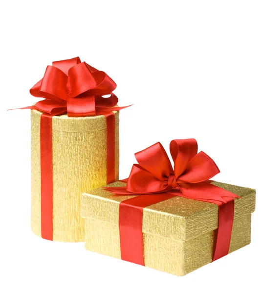 Две золотые подарочные коробки с красными лентами — стоковое фото
