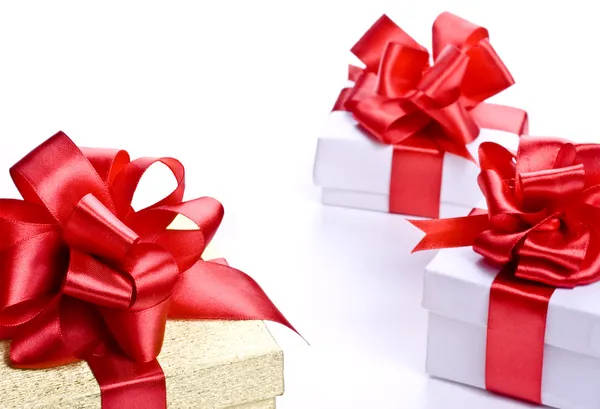 선물 및 리본 금색과 흰색 상자 — 스톡 사진