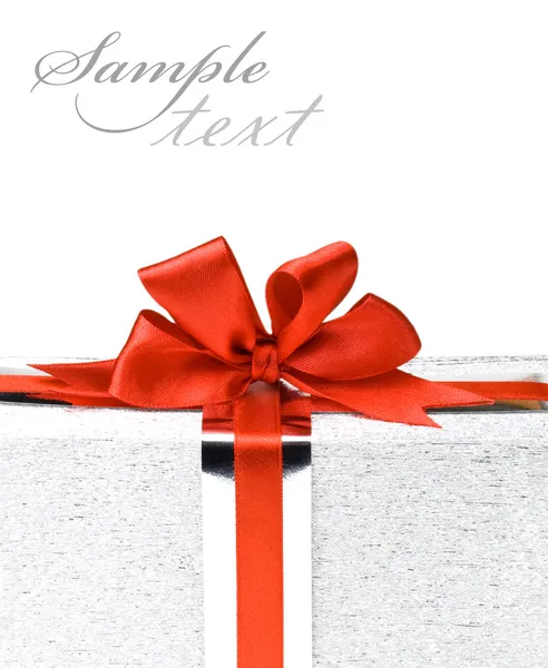 Ezüst ajándék dobozok, vörös szalagok — Stock Fotó