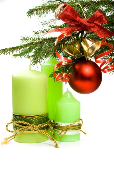 圣诞球、 丝带、 编钟的蜡烛 — 图库照片