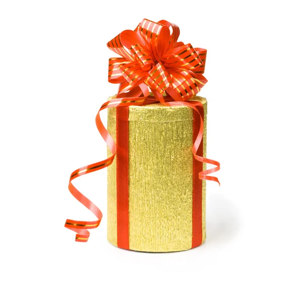 Scatola regalo oro con nastri rossi — Foto Stock