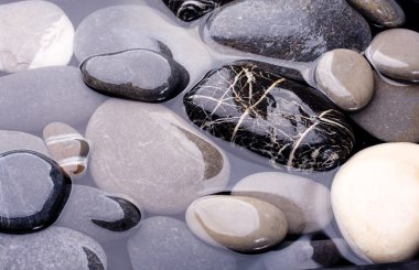 deniz suyu ve taşlar