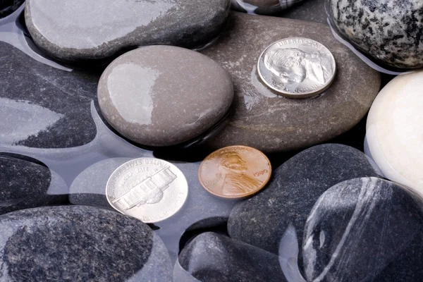 Sea water, stones and coins — Stock Photo, Image