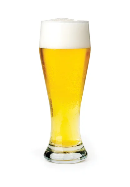 Een glas bier op witte achtergrond — Stockfoto