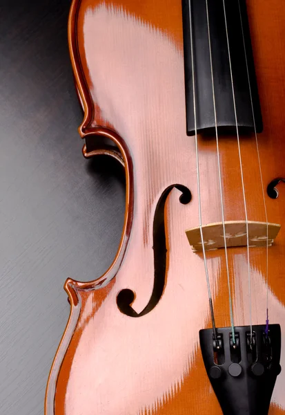 Violin på en mörk skrivbord — Stockfoto
