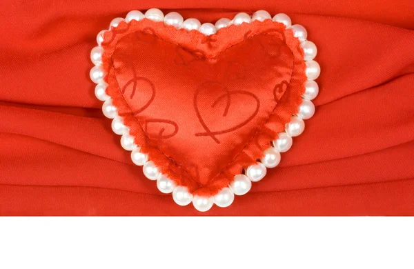 心和红色背景上的珍珠 — 图库照片