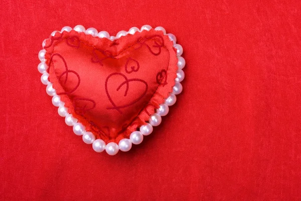 Serca i perły na czerwonym tle — Zdjęcie stockowe
